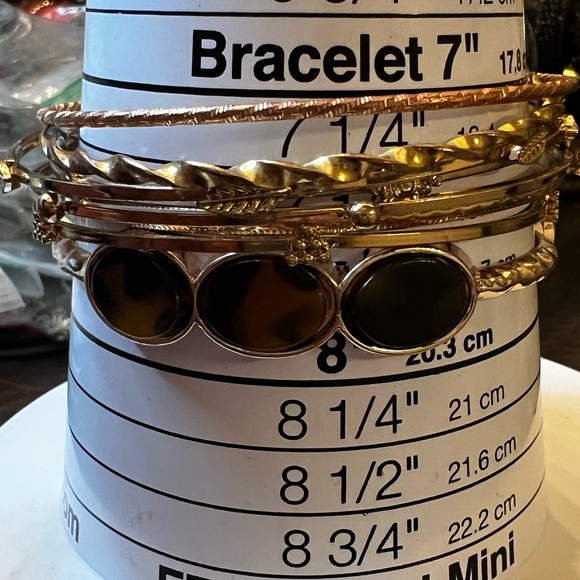 Lot of 8 Gold-Tone Elegant Stackable Bangles - Lot 890 - Picture 2 of 3